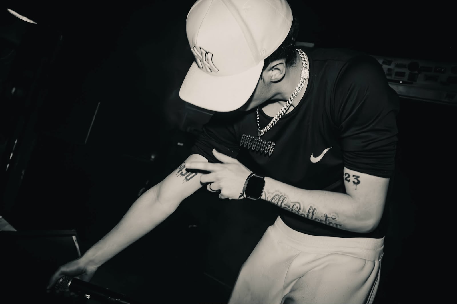 Leito cantando en vivo durante un show